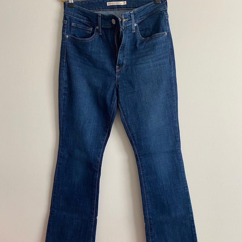 725 High Rise Bootcut Levi Jeans
